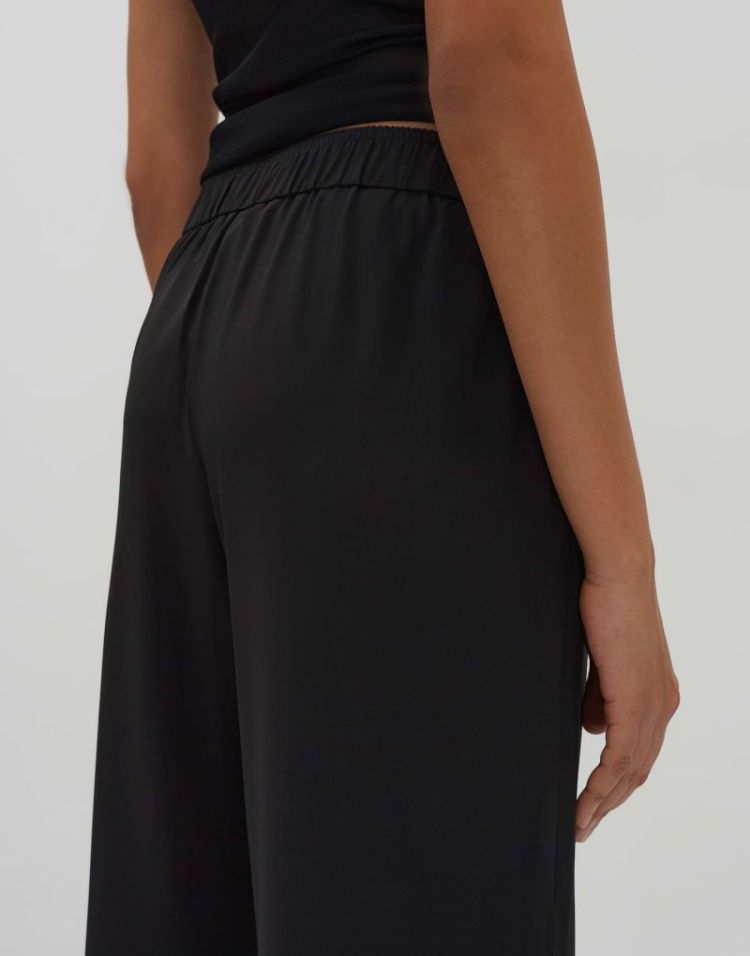 1041176217100-900 BLACK 