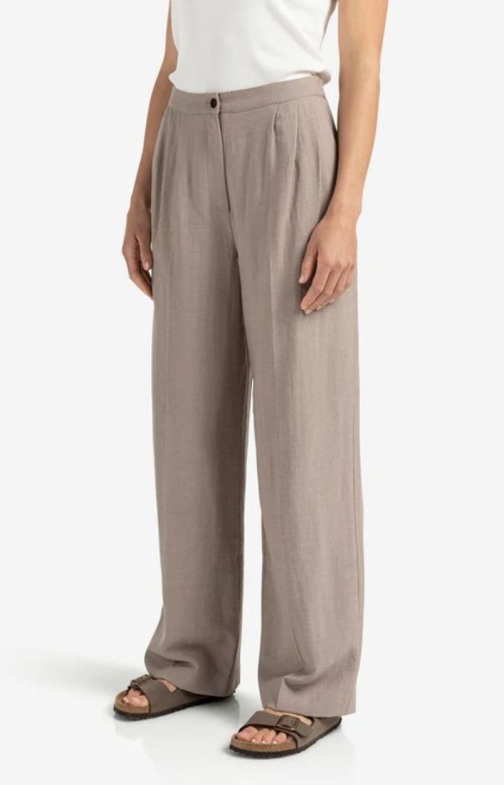 GREYISH BROWN GREYISH BROWN