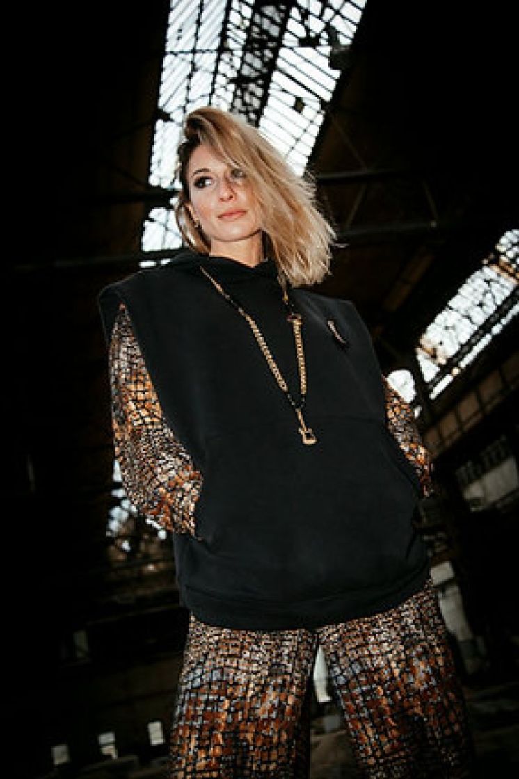 SWEAT CAPUCHE STRASS NOIR 