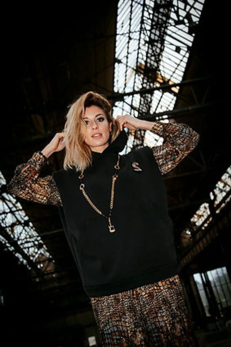 SWEAT CAPUCHE STRASS NOIR 